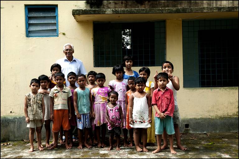 现在孤儿院有五十多个儿童,有四对夫妇负责他们的生活.