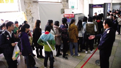 11月27日,南京中华门火车站,一些准备乘车的市民排队等待安检.图/ic