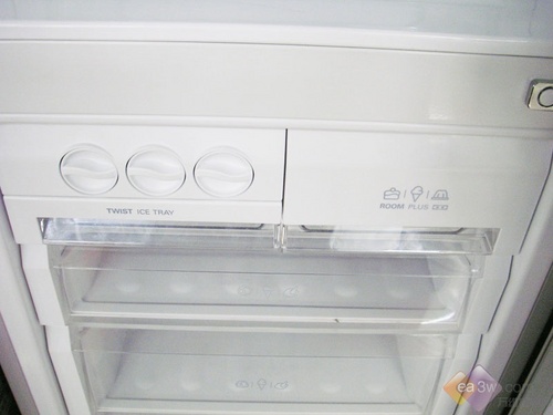 LGGR-Q24NDF虽然是一款两门冰箱，却尤其重视制冰装置。三排旋转制冰装置的设计，不仅能产出大量冰箱而且不影响其他食物的效果，隔离空间带来更轻便的操作过程和最佳的效果。