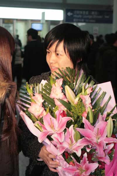 手捧鲜花