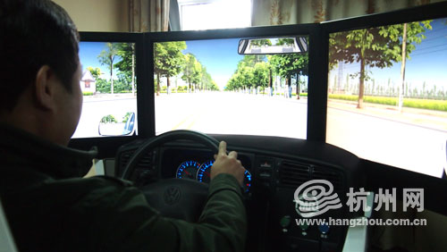高仿真的驾驶模拟，可以看到三块视频显示。