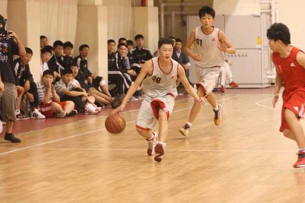 图文:东莞篮球学校季后赛