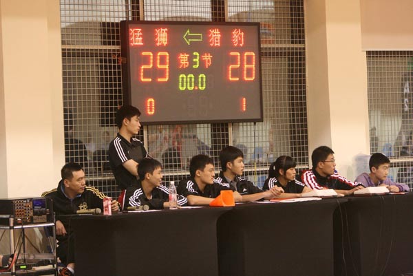 图文:东莞篮球学校季后赛 赛况激烈