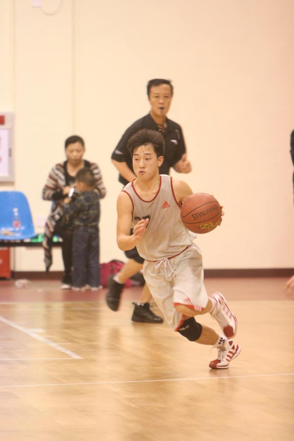 图文:东莞篮球学校季后赛 运球推进