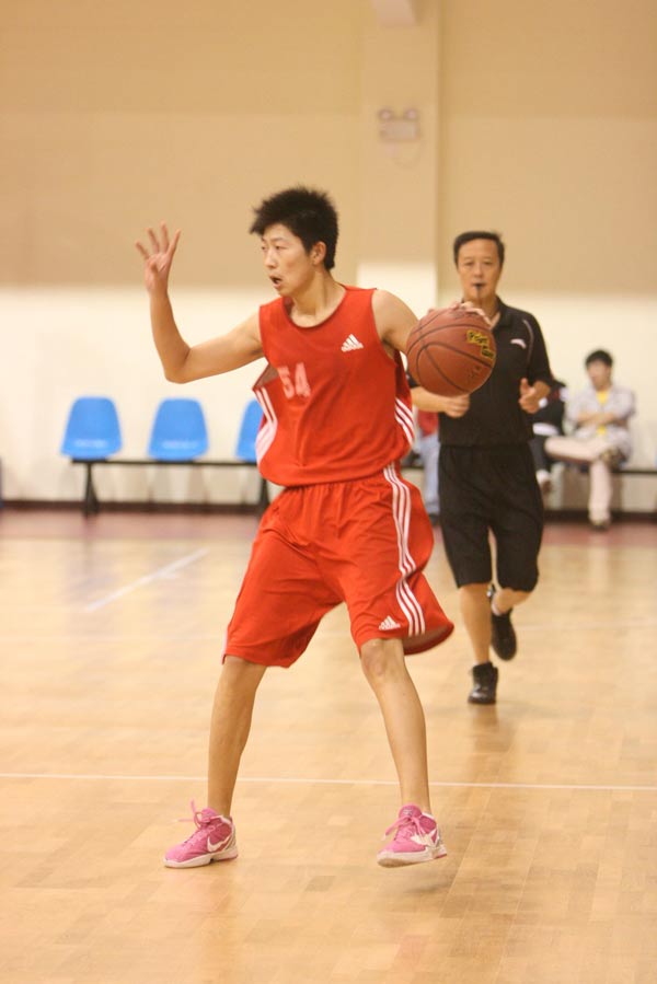 图文:东莞篮球学校季后赛 组织进攻