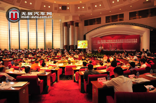 图：新闻发布会的会场十分特别，更像是开圆桌会议的会场。