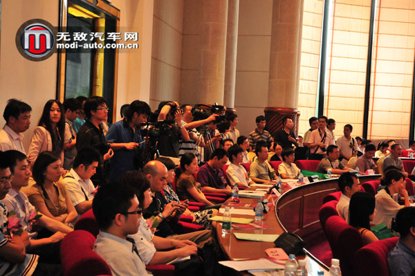 图：新闻发布会的会场十分特别，更像是开圆桌会议的会场。