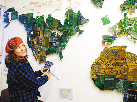 英国牛人艺术家制作电路板世界地图
