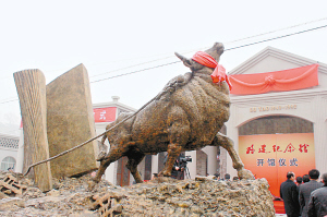 在路遥纪念馆前,竖立着寓意路遥