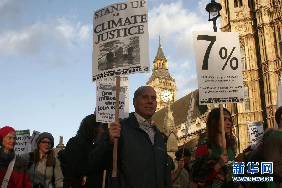 12月3日，环保主义者在英国首都伦敦举行示威，响应正在南非德班召开的世界气候大会，抗议世界上最富裕的7%人口占用全球50%的碳排放量。新华社发（高塔姆摄）