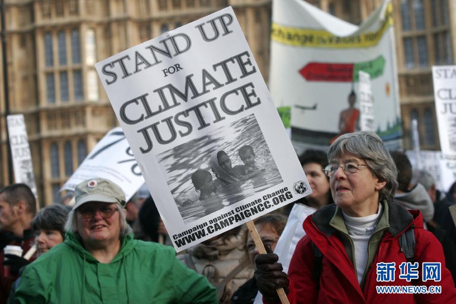 12月3日，环保主义者在英国首都伦敦举行示威，响应正在南非德班召开的世界气候大会，抗议世界上最富裕的7%人口占用全球50%的碳排放量。新华社发（高塔姆摄）
