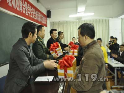 举行《学生消防安全知识读本》发放仪式,黔南州人民政府副州长韦绍凯