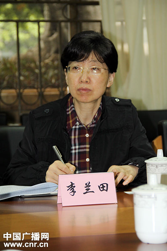 王晓晖副台长就新莞人子女教育问题进行提问 图片来源/cnr 张璇/摄