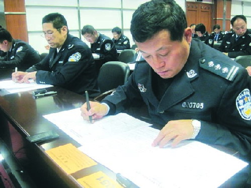 新疆公安机关举行警察执法资格等级考试(图)