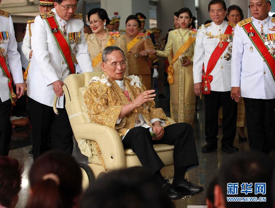 泰国国王迎来84岁生日(组图)