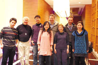11月29日,本报记者与受访医生音乐家V.Pitteloud(后排左二)、J.Lin(后排左三)、M.Wein(后排右二)、P.Dodd(后排右一)、C.Dyson(前排中)合影。