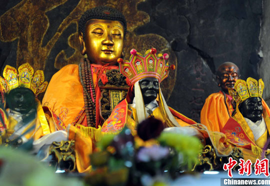 图为供奉于安溪清水岩祖庙的清水祖师金身(图前中).刘可耕 摄