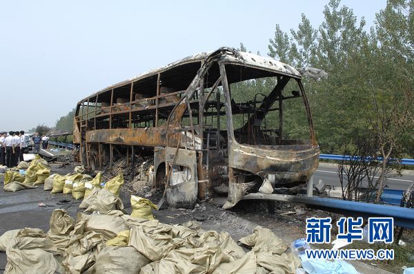 事故客车已经烧得只剩车架（7月22日摄）。7月22日凌晨4点左右，京珠高速从北向南948公里处，河南信阳明港附近一辆35座大客车发生燃烧。新华社记者 李博