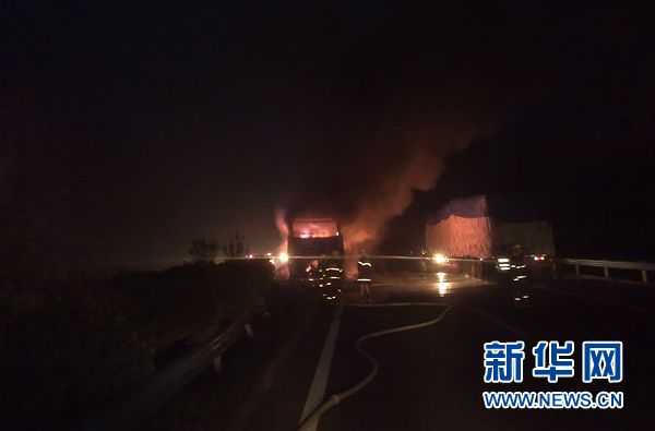 事故客车已经烧得只剩车架（7月22日摄）。7月22日凌晨4点左右，京珠高速从北向南948公里处，河南信阳明港附近一辆35座大客车发生燃烧。新华社记者 李博