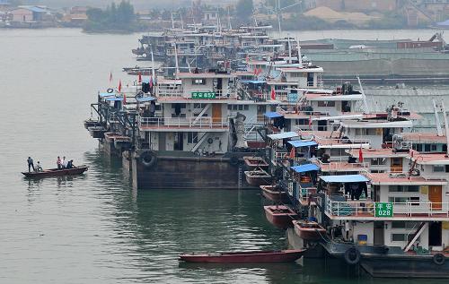 上游来水量减少 广西梧州洲水利枢纽滞航735艘货船(组图)