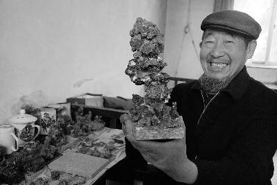 老汉玩创意炉灰块粘出艺术品(图)-搜狐滚动