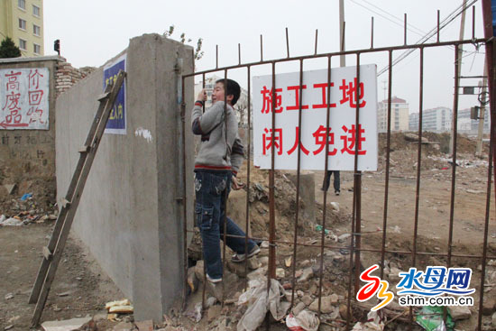 市民搭梯爬墙