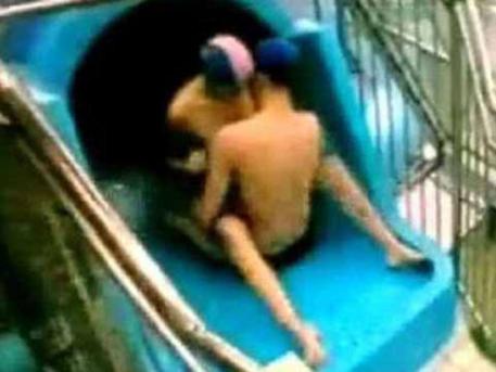 游乐场监控拍下情侣在水滑梯前做爱的情景