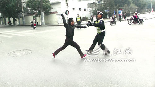 梦见自己头发被别人用大刀割一大把掉，解读梦境中的深层含义