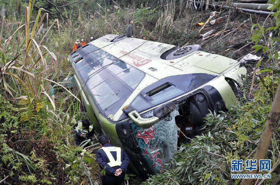 广西南丹"12-7"交通事故造成当地堵车严重(图)