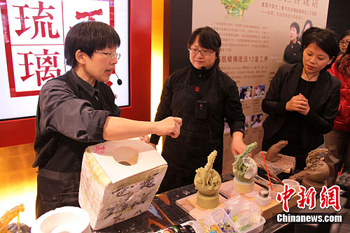 来自台湾享誉盛名的"琉璃工房"的工艺师们在山东济南现场演绎了琉璃的