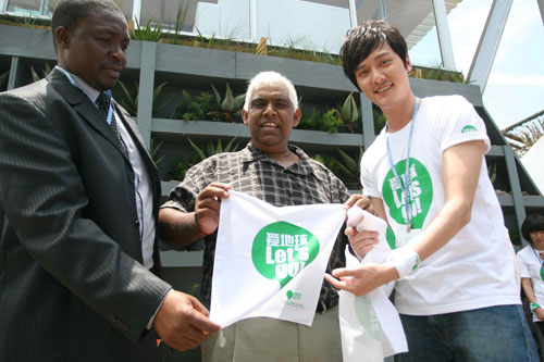 2011绿色出行低碳先锋大使冯绍峰亲自送绿手帕传递低碳理念