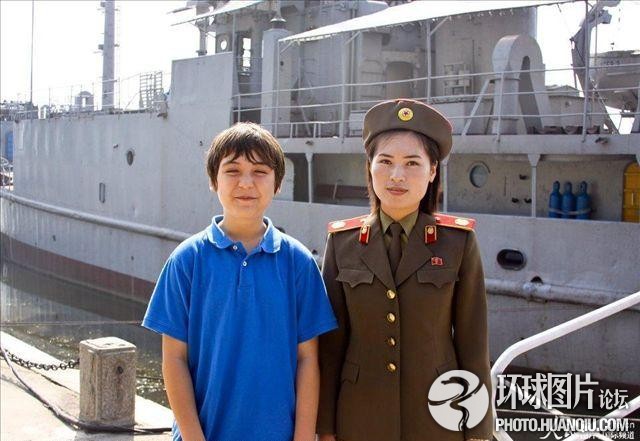 美13岁男孩访朝鲜 受到高规格接见 与女兵合影