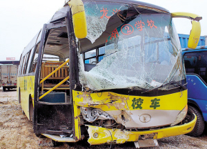 肇事校車和被撞貨車（下）“臉”被毀。