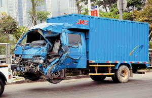 深圳一校車違規(guī) 撞上貨車致13人受傷