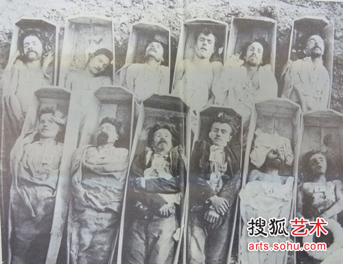 《躺在棺材里的公社社员遗体》,作者佚名