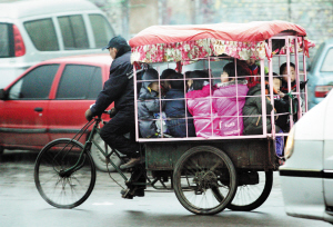 天津惊现改装"三轮校车" 一辆车挤进10多个娃(图)