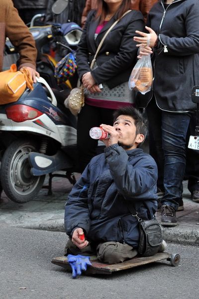 残疾乞丐充当谈判专家劝导轻生男子(图)