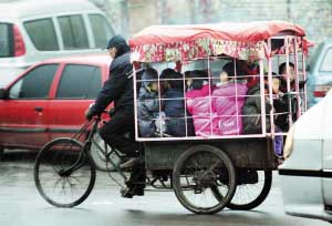 天津一幼儿园用三轮车送学生 51个孩子挤4辆车