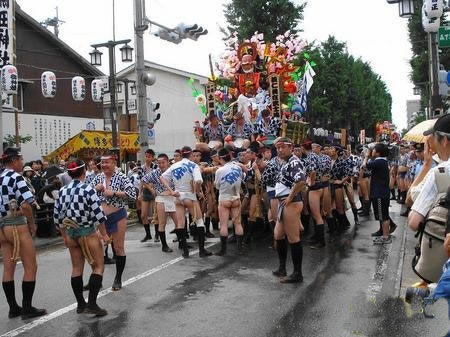 揭秘日本传统夏日祭光屁股节 男孩女孩也要参