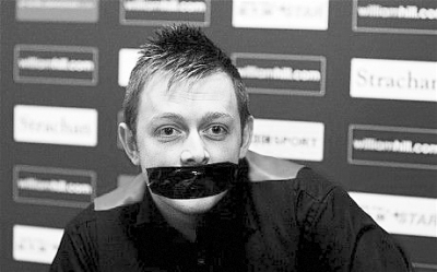 所以,英锦赛6比2击败卡特后,艾伦用黑色胶布将自己的嘴巴封住出席新闻