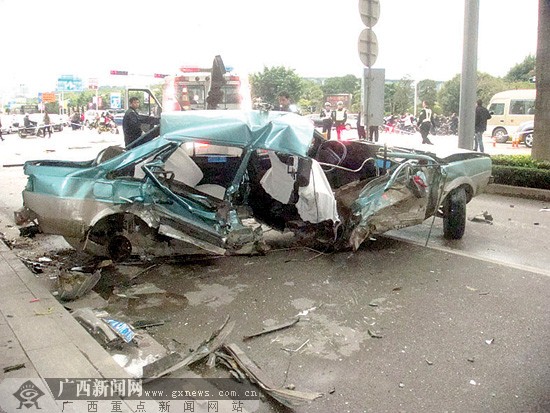 南宁发生一起重大交通事故 路口两车碰撞夺走两命(图)