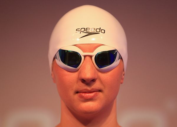 图文:英国游泳队走T台 阿德灵顿戴泳镜