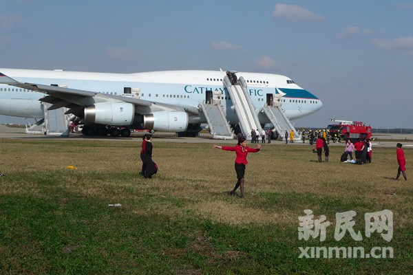 在机组人员的帮助下，机上乘客陆续抱头滑至地面。乘客勒先生提供