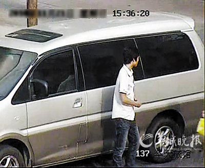 小偷砸车窗盗财物仅花七秒 涉案近百万元(组图