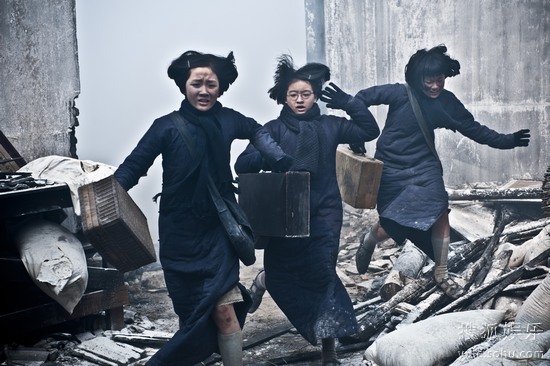 《金陵十三钗》剧照：在战争中逃亡的女学生们