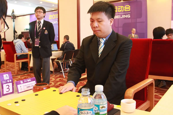 图文:智英会围棋团体赛首轮 台湾棋王周俊勋