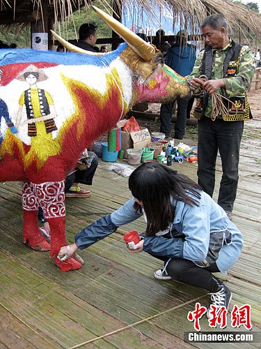 云南江城县举办中老越三国"牛体彩绘"大赛(组图)