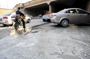 大光明桥下结冰发生撞车 10处路段易结冰咋绕行(图)