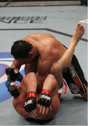 图文:ufc140期精彩图集 小牛头人得势不饶人