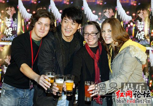 1990年,周华健的大儿子周厚安出生,四年后女儿周厚恩来到世界上.